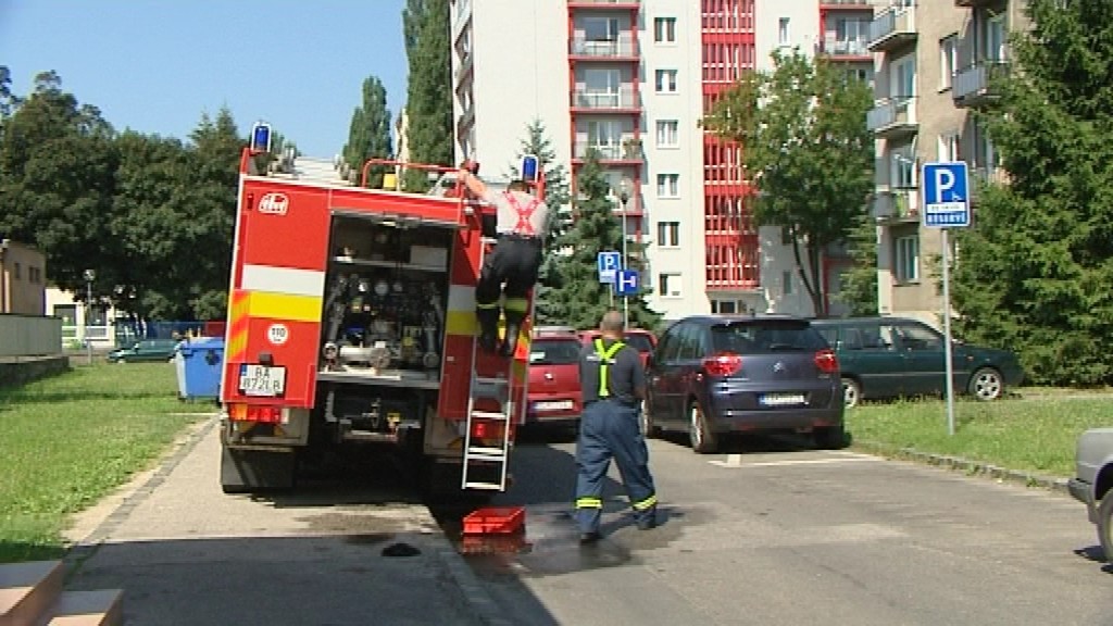 Hasiči pred panelákom, žena, 3. poschodie, skok